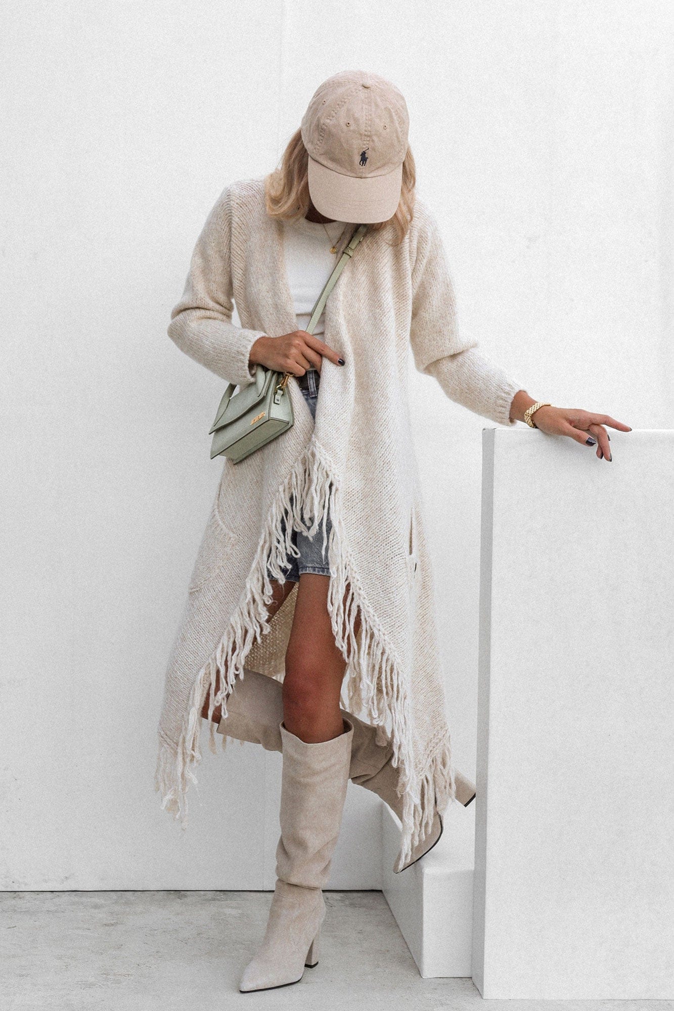 Trend Collection Asymmetrischer Strickmantel mit Fransen One Size / Beige